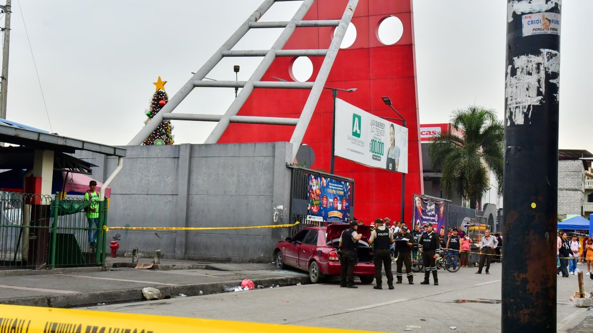 El sitio se encuentra acordonado mientras criminalística realiza investigaciones.