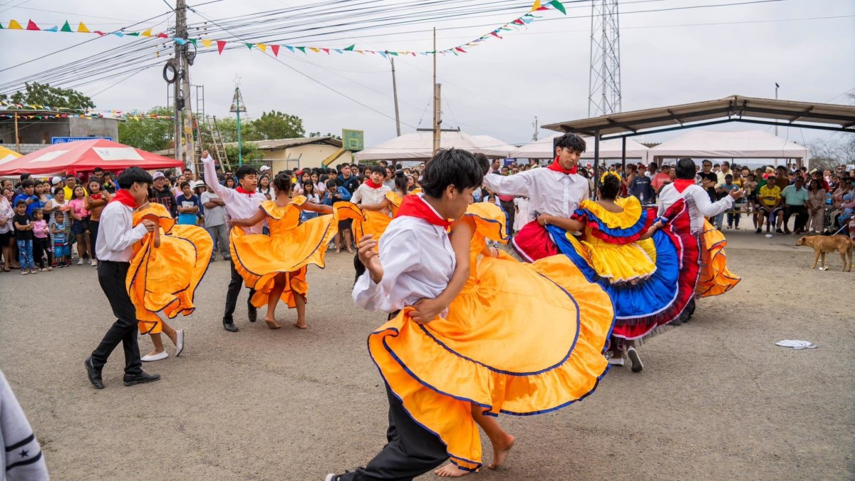 Los bailes folcóricos son muy aplaudido en sus presentaciones de manera especial en los desfiles por el aniversario de los poblados.
