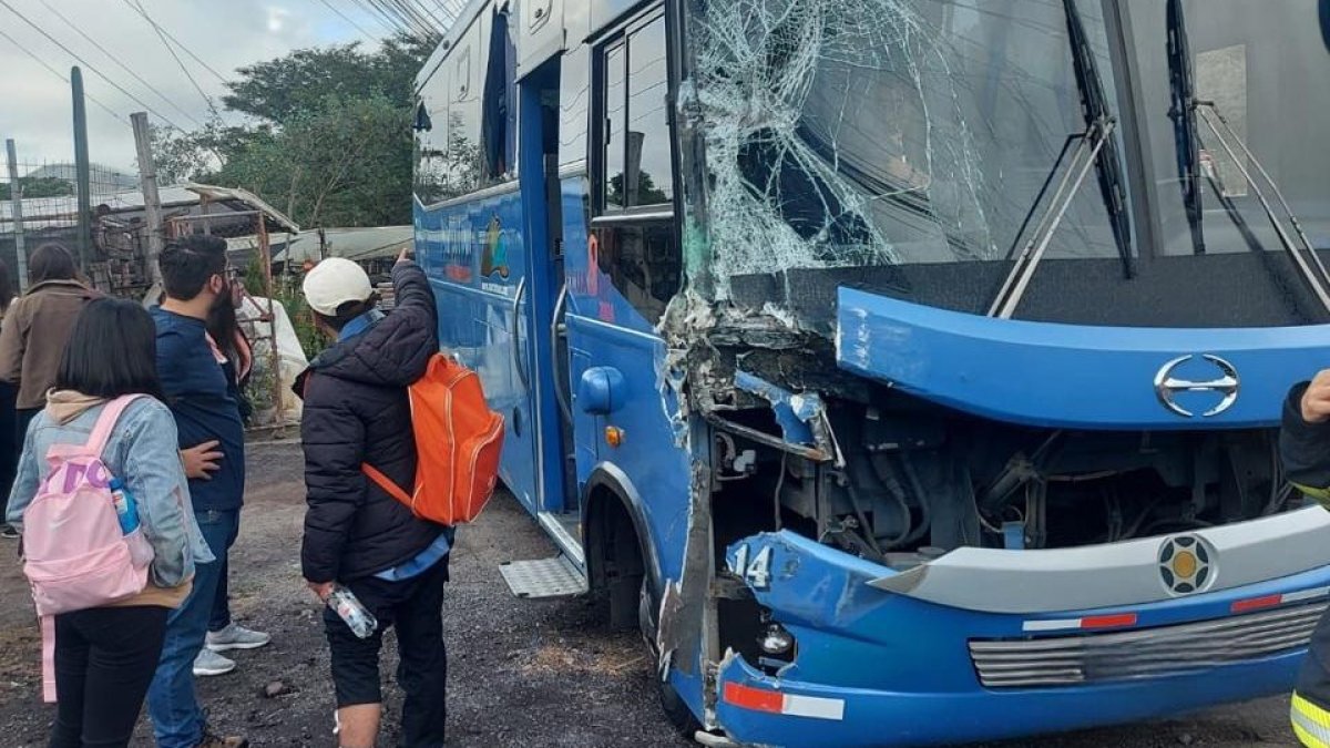 El bus de servicio urbano tenía destruida la esquina derecha de la cabina, tras el impacto.
