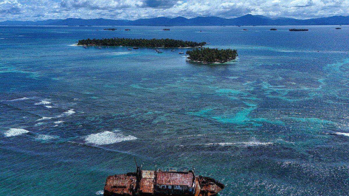 En las aguas turquesas de las islas de arena blanca del archipiélago caribeño de Guna Yala, un enorme ferry medio hundido y oxidado se destaca entre el cementerio de barcos que amenazan la navegación.