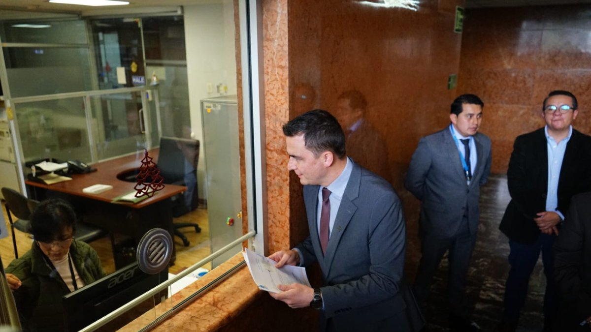 Jorge Peñafiel, de Construye, entrega 43 firmas en la Asamblea para respaldar el juicio político contra Mario Godoy, presidente del Consejo de la Judicatura.