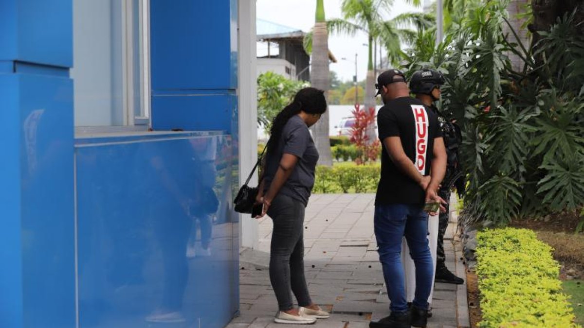 Familiares de los menores desaparecidos en Guayaquil acudieron al Laboratorio de Criminalística.