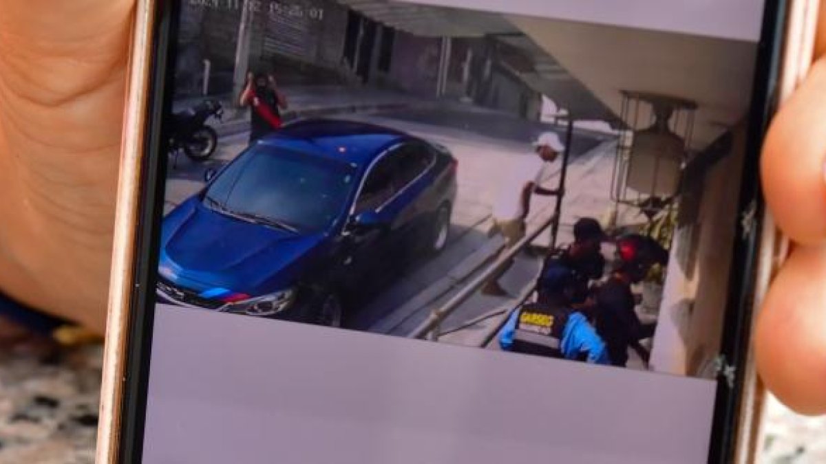 La víctima fue fuertemente raptada por varios delincuentes.