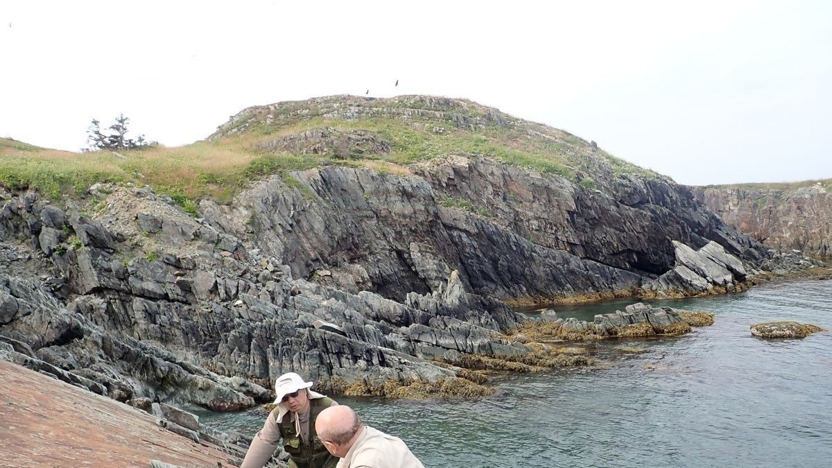El geobiólogo Shuhai Xiao (a la izquierda) y un colega sobre el terreno en Canadá.