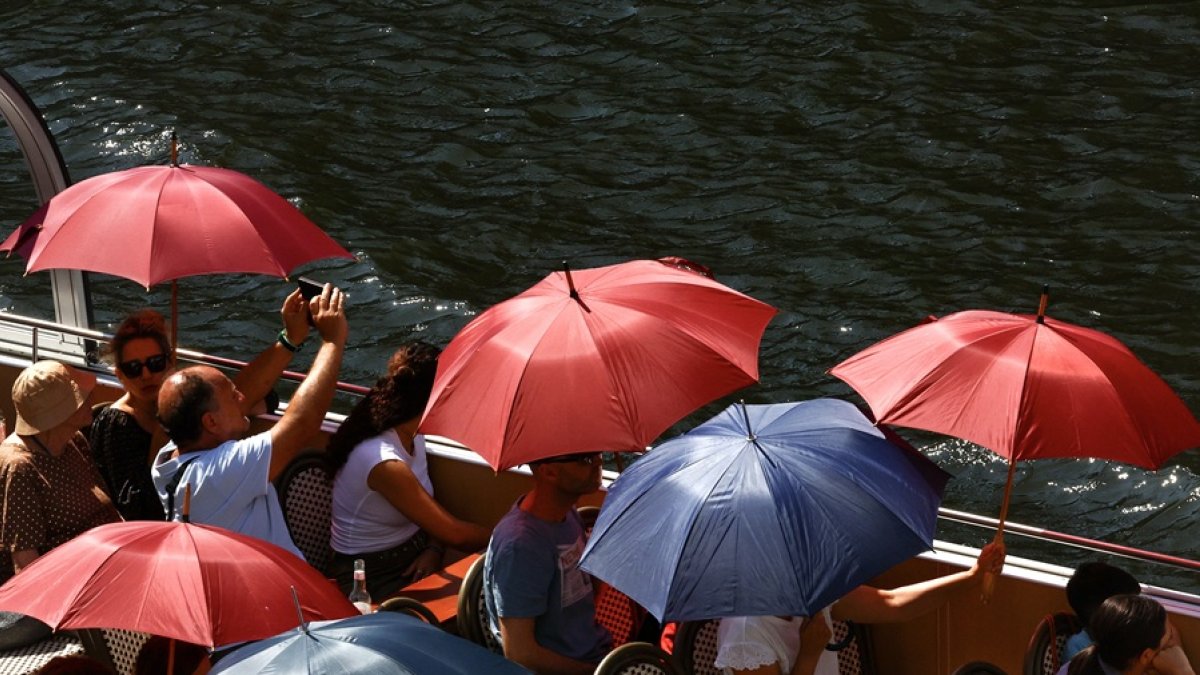 Varios turistas en plena ola de calor en Berlín, Alemania.