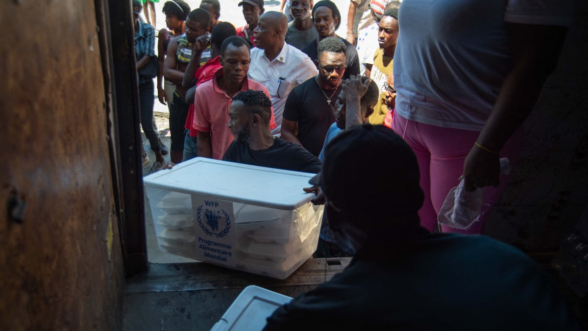 Puerto Príncipe. La distribución de comida se ejecuta por voluntarios en un campamento de desplazados.