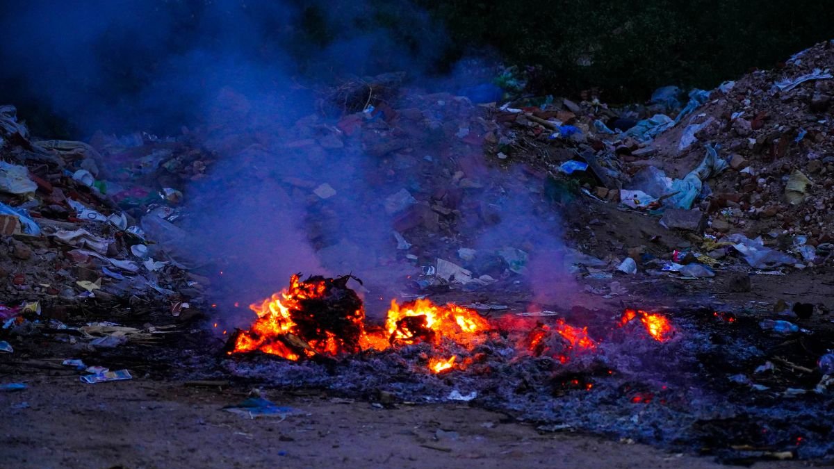 La quema de monigotes en Ecuador genera riesgos ambientales y para la salud, alertan especialistas sobre sus efectos negativos.