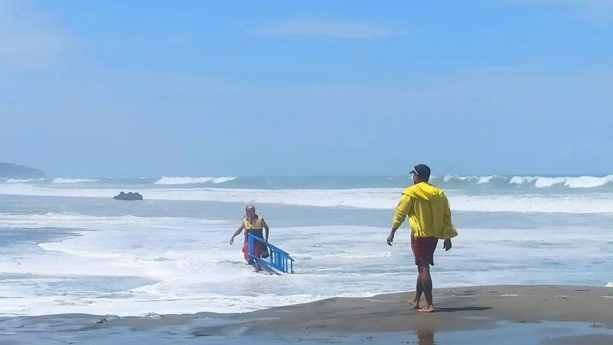 El fuerte oleaje en Manabí causa daños en infraestructuras, con viviendas, restaurantes y espacios turísticos afectados.