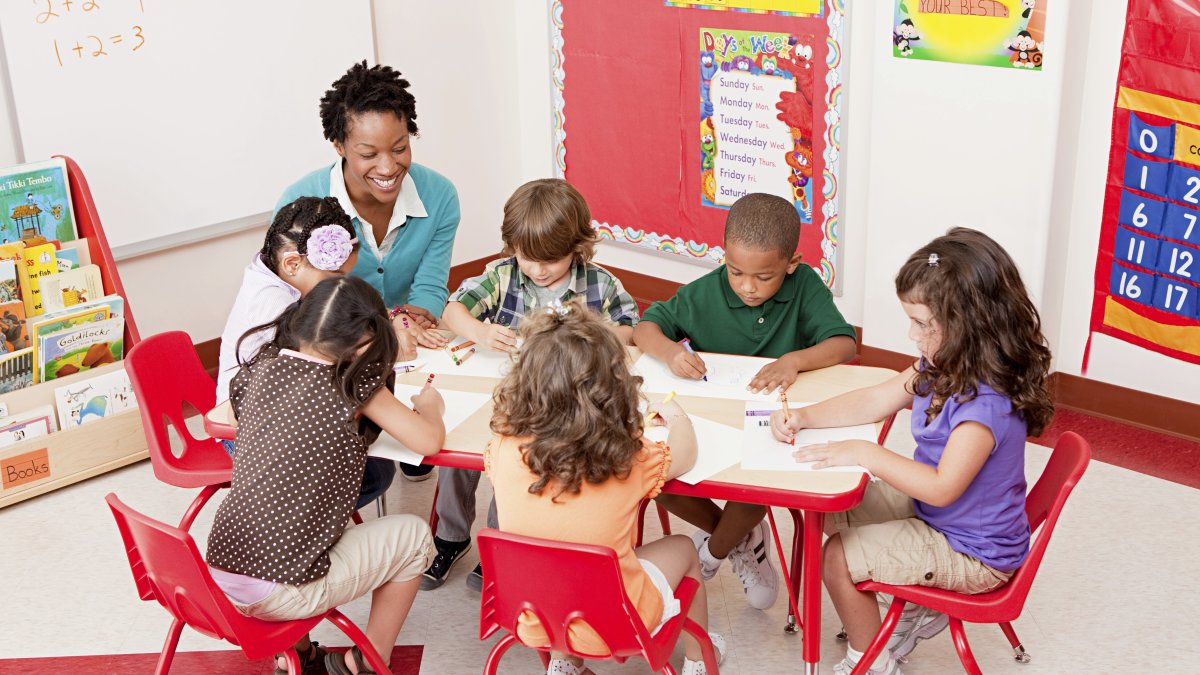 Panorama. Niños aprenden en mejores espacios.