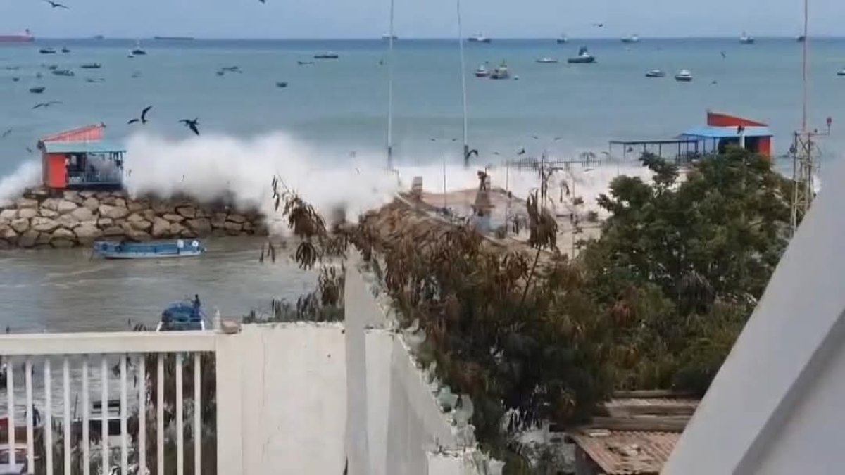 La Libertad. Las islas comerciales ubicadas en las escolleras se vieron afectadas por el aguaje de ayer.