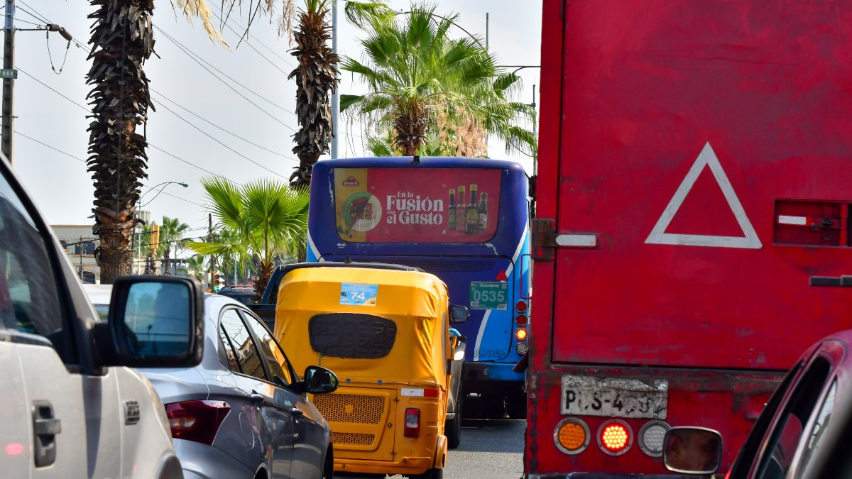 Circulación. Estos vehículos han comenzado a circular en las avenidas sin importarles si está prohibido o no hacer esto. Incluso hay casos en los que pasan por las veredas.