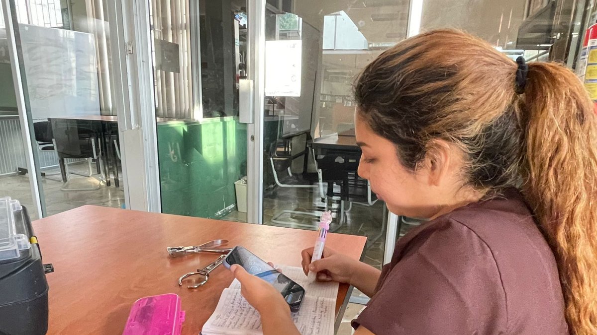 Estudiantes. Universitarios buscan organizarse para cumplir con sus tareas académicas y laborales.