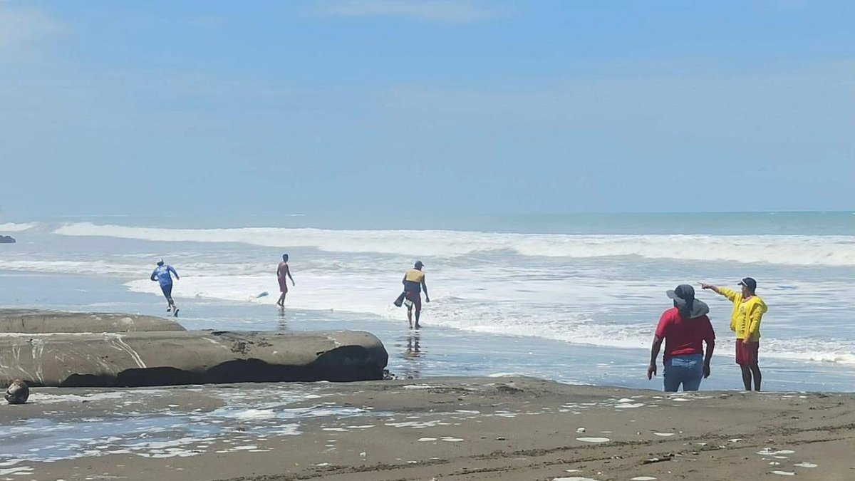 En las últimas horas de este viernes, se ha reportado un fuerte oleaje en las costas de Manabí, Santa Elena y Esmeraldas.