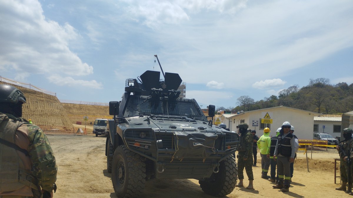 Militares en terreno donde se levantará la Cárcel del Encuentro, en Santa Elena.