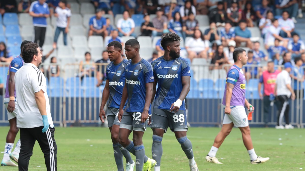 Jugadores de Emelec con expresiones de desagrado luego de su último partido de LigaPro. Fueron los últimos de la segunda etapa