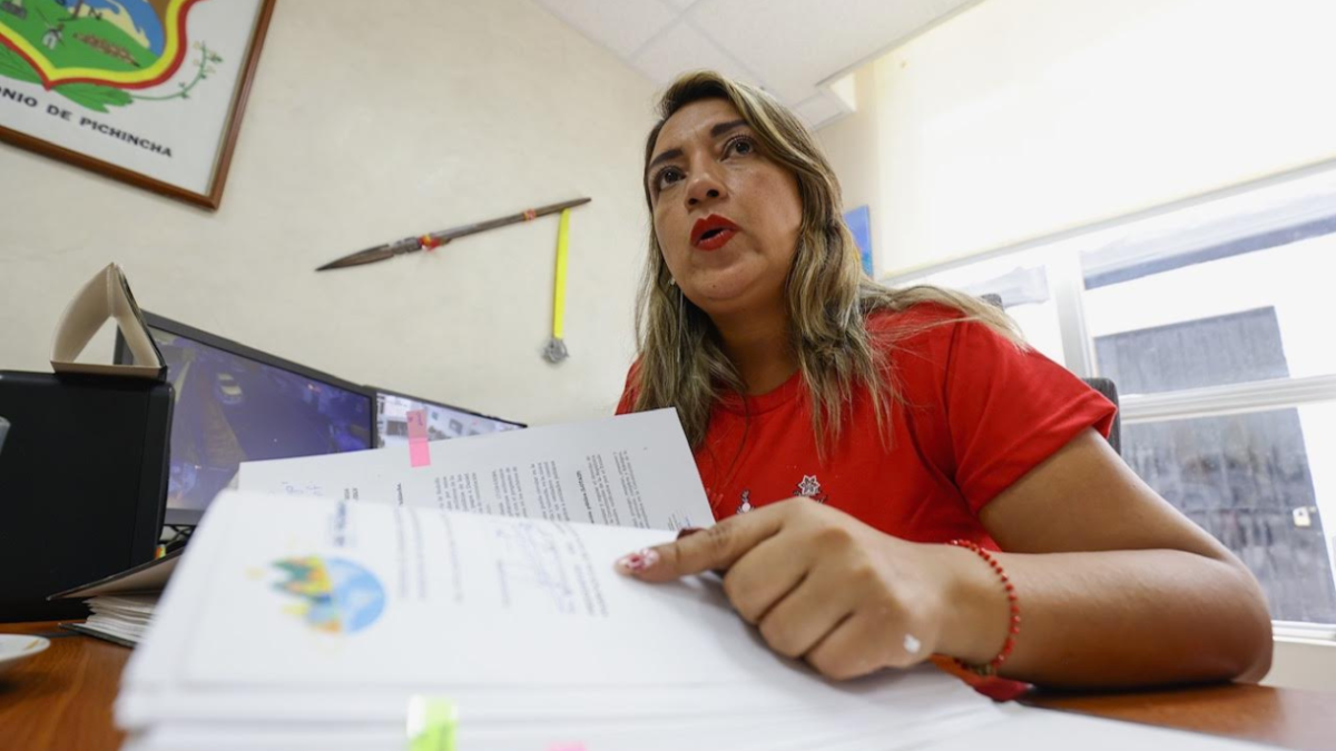 Verónica Cevallos, presidenta de la Junta Parroquial de San Antonio de Pichincha, enseña carpetas con pedidos de información entregadas.