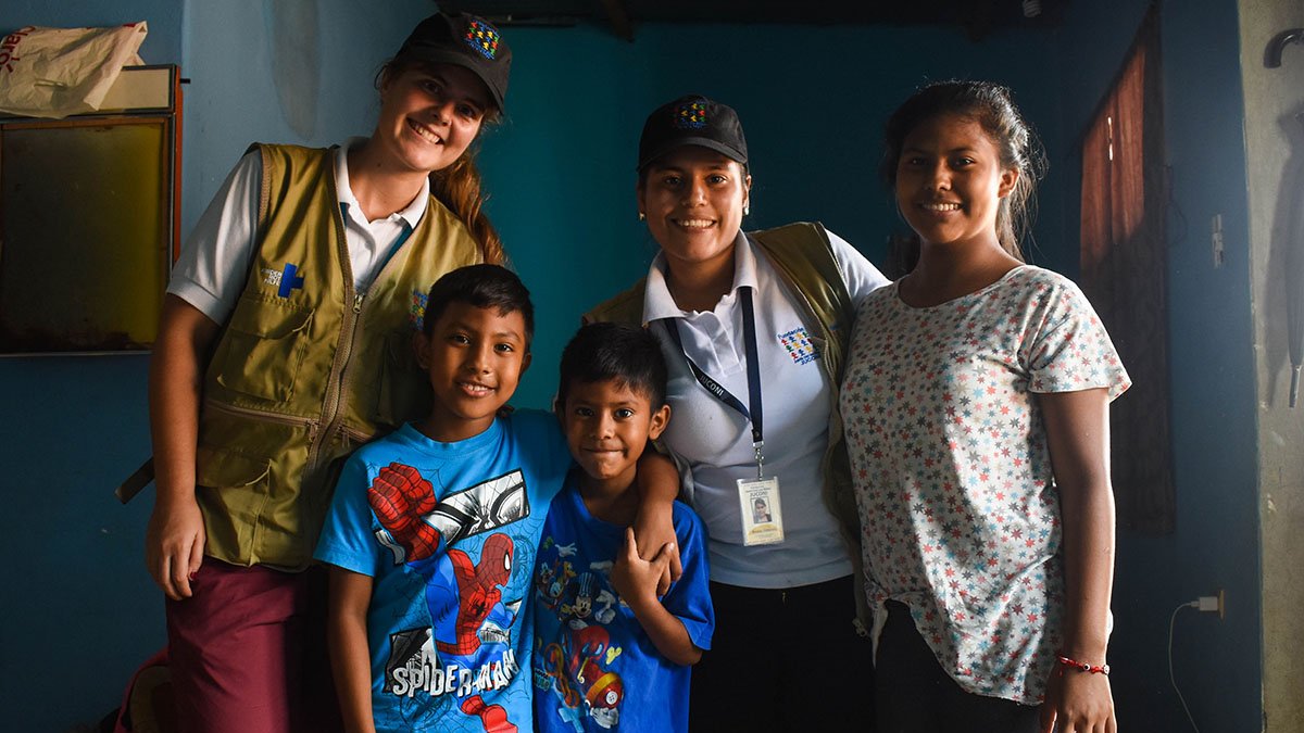 Los voluntarios de la Fundación Juconi trabaja con los padres y sus hijos.