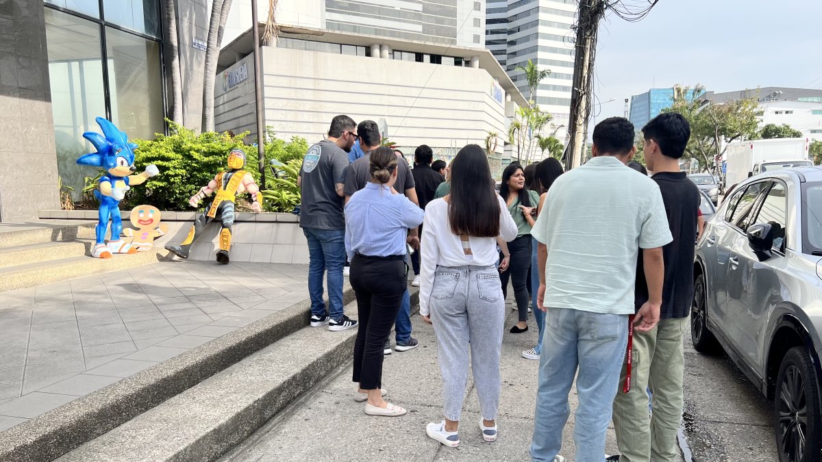 En algunas empresas, desde el viernes 27 comenzaron a despedir el 2024. No en todas las calles está permitida esta práctica.