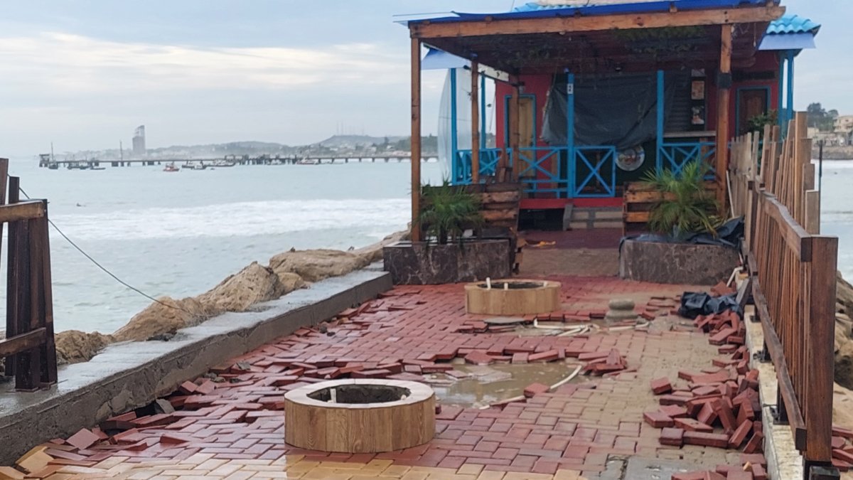 Los daños que se produjeron en el malecón de La Libertad destruyeron un local de ventas de ceviches.