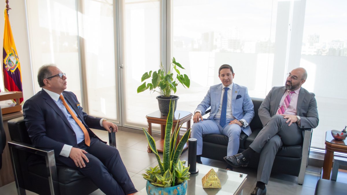 Desde la der: Mario Godoy, presidente de la Judicatura, junto con Henry Gaibor, director de la Judicatura de Pichincha, y Fabián Fabara, presidente de la Corte de Pichincha, el 17 de diciembre.
