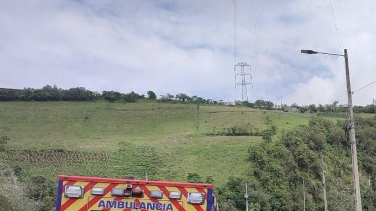 Dos vehículos se chocaron en la av. Simón Bolívar, en el límite entre Mejía y Quito.