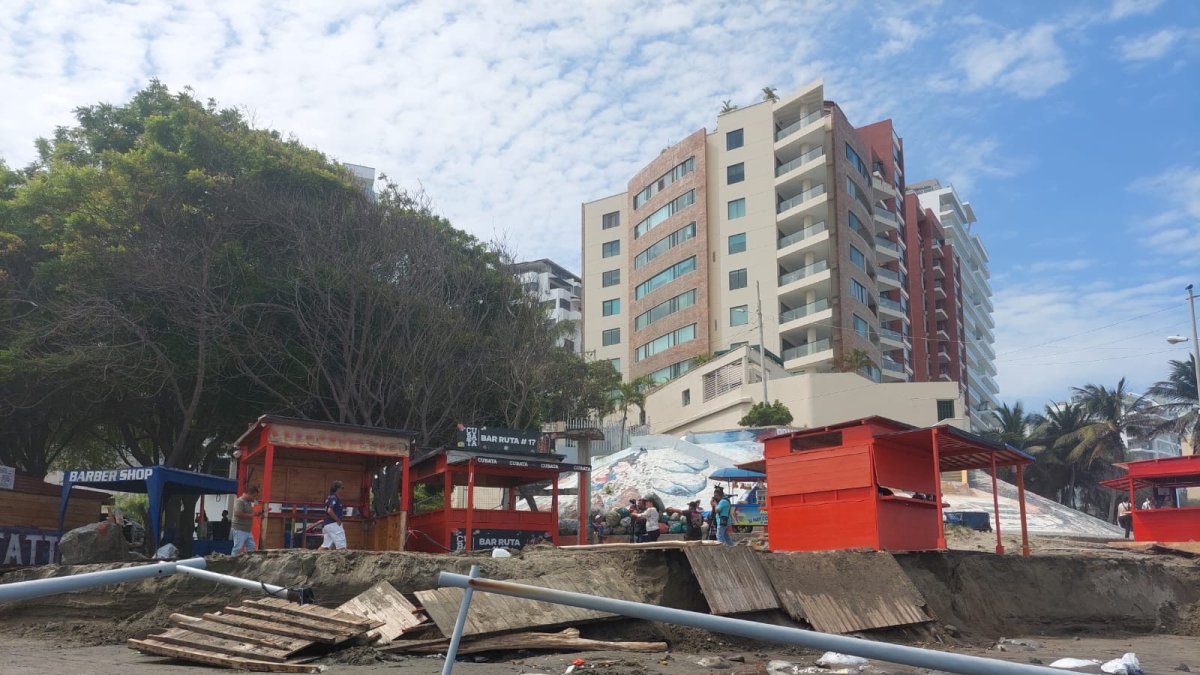 Varios negocios quedaron destruidos debido al oleaje.