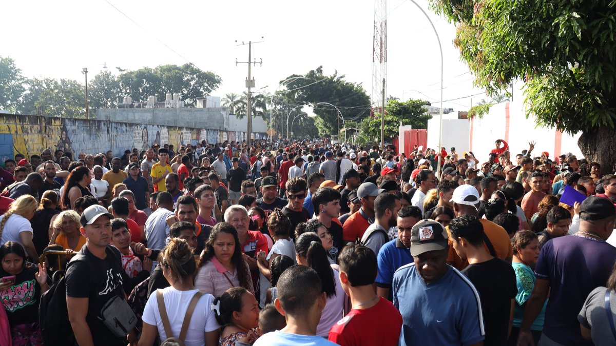 Migrantes hacen filas para realizar sus procesos migratorios, el 22 de diciembre de 2024 en el municipio de Tapachula en Chiapas (México).