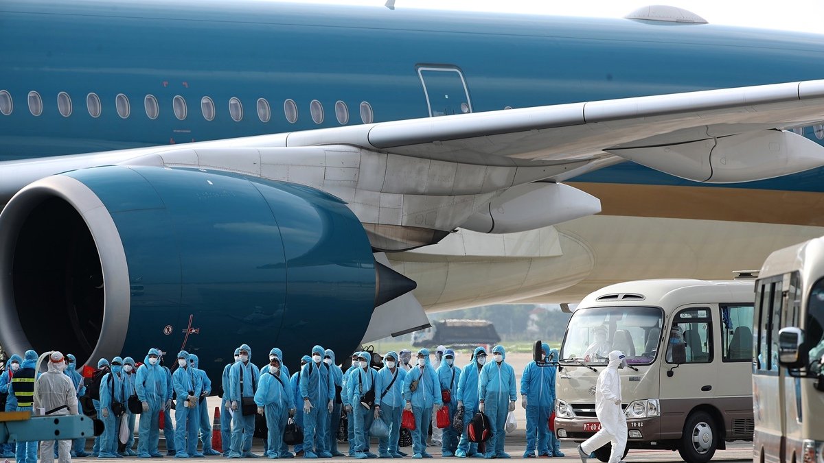 Una fotografía de archivo de un vuelo que trajo a trabajadores vietnamitas contagiados con el coronavirus de la covid-19 en Guinea Ecuatorial en 2020.