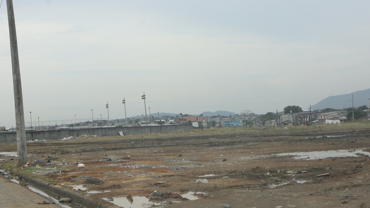 Espacio. El predio donde se plantea el proyecto arquitectónico hoy está abandonado, se evidencia basura y charcos producto de las lluvias registradas en la ciudad en los últimos días.
