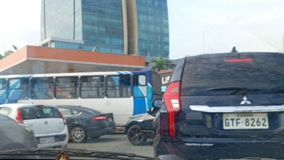 En la avenida Francisco de Orellana, cerca de los centros comerciales levantados en la ciudadela Kennedy, las quejas fueron múltiples por el bloque de calles.