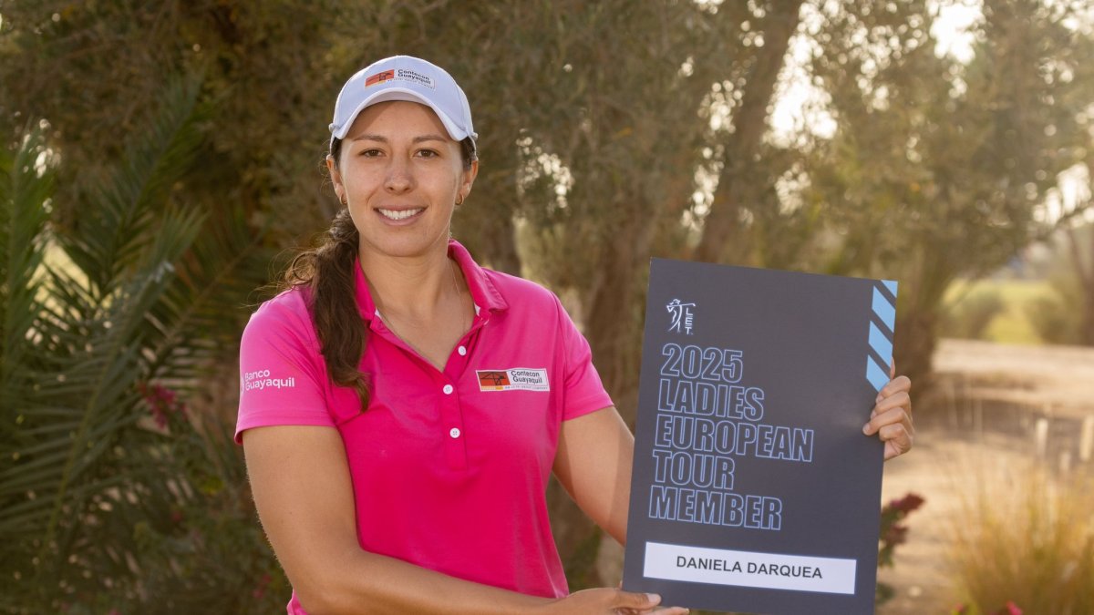 La golfista Daniela Darquea con el reconocimiento obtenido en Marruecos que le certifica su participación en el Ladies European Tour en 2025.