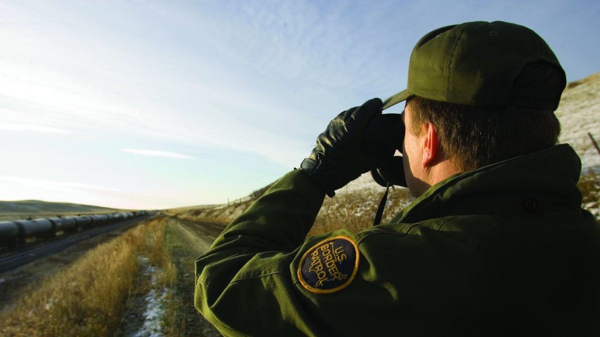 Uniformado de la Patrulla fronteriza de Estados Unidos vigila la zona que es utilizada por migrantes para pasar a ese país de forma irregular.