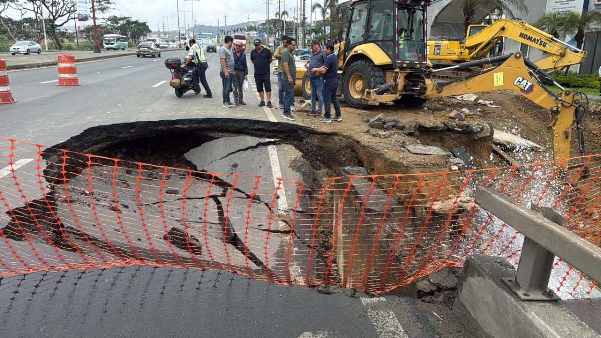 Un carril de la vía se encuentra cerrado