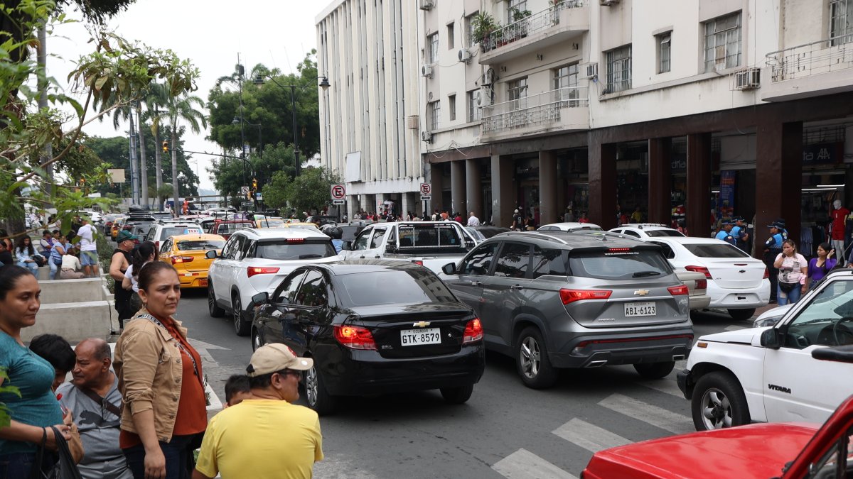 El transito complico el movimiento tanto de conductores como peatones.