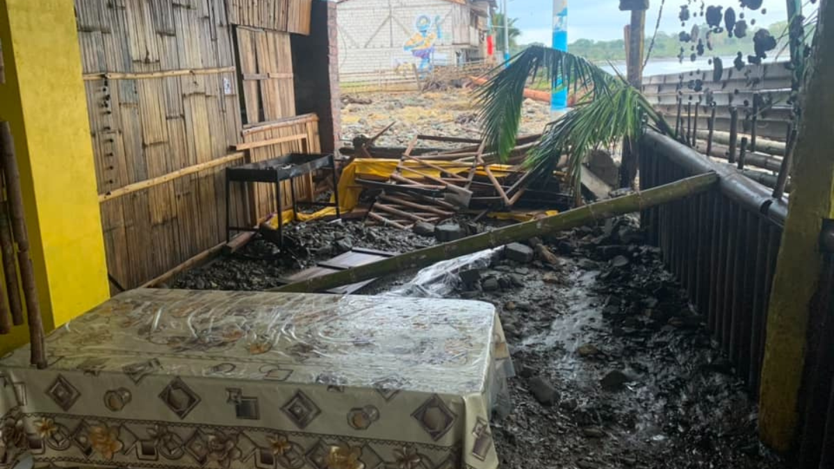 Daños que dejó el fuerte oleaje en Esmeraldas.