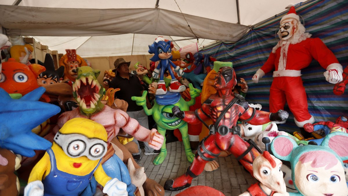 Más de 100 monigotes se comercializan en las carpas ubicados frente a la Tribuna del Sur, en el sector de la Atahualpa.