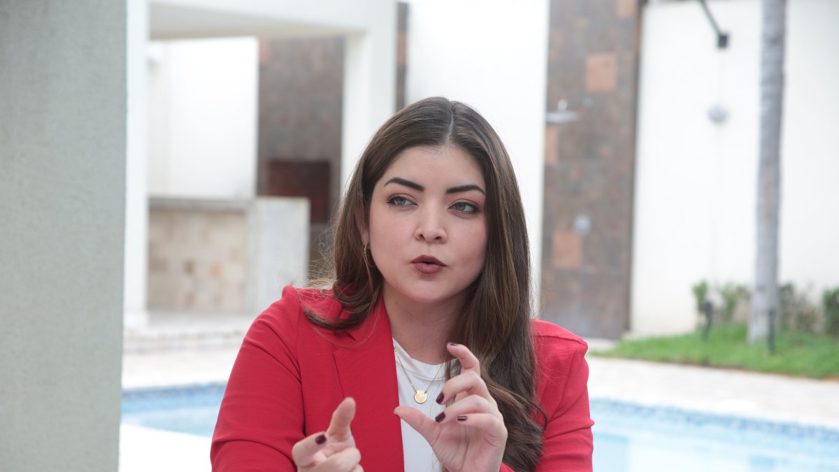 Castro es periodista con estudios en Dirección en Comunicación Institucional y Empresarial.