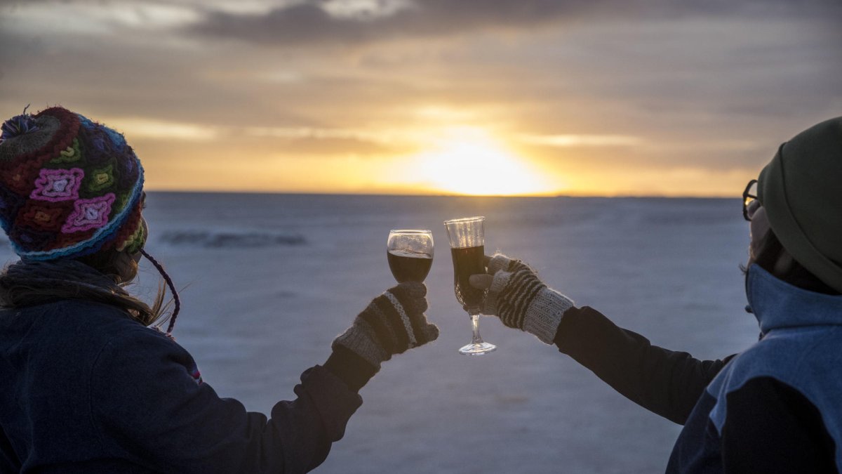 Este 22 de diciembre de 2024 dos turistas celebran en el salar de Uyuni (Bolivia)