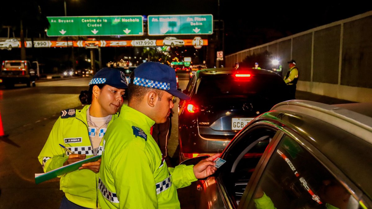 Los agentes de tránsito realizaron las pruebas de alcoholemia