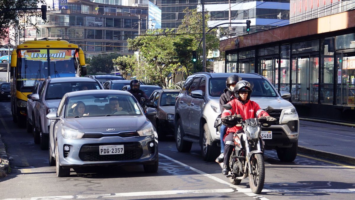 La medida Pico y placa rige en la capital de lunes a viernes en la mañana y en la tarde.