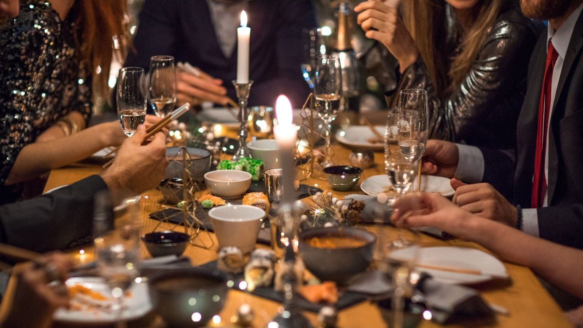 Conoce cómo los alimentos tradicionales en Año Nuevo pueden simbolizar deseos de riqueza, longevidad y éxito.
