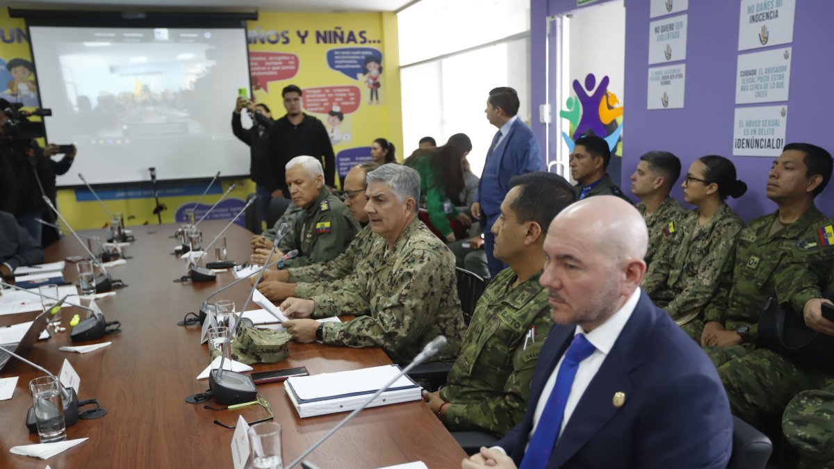 El ministro de Defensa Giancarlo Loffredo, el jefe del Comando Conjunto de las Fuerzas Armadas y el comandante de la FAE comparecieron en la Asamblea.