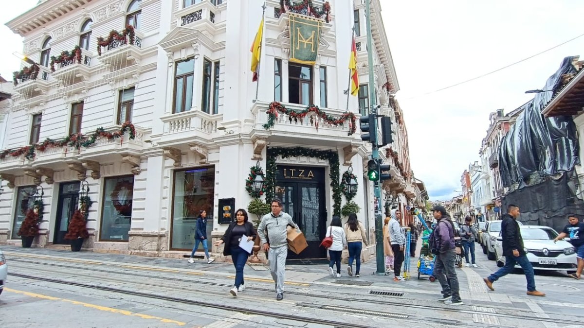 Las calles del Centro Histórico de Cuenca lucen con gran cantidad de ciudadanos.