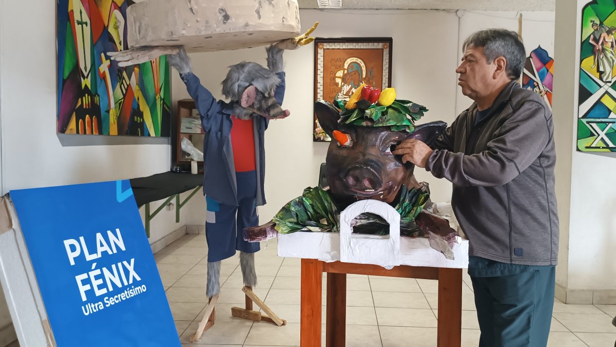 Creatividad. Hernán Alvarado, del barrio El Vado, explica sobre la elaboración de los monigotes.