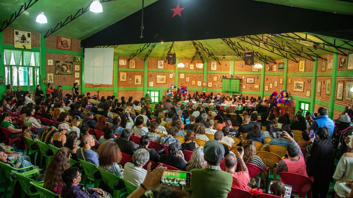 Simpatizantes e integrantes del Ejército Zapatista, participan durante el encuentro 'Resistencia y Rebeldía' este sábado, en el municipio San Cristobal de las Casas, en el estado de Chiapas (México).