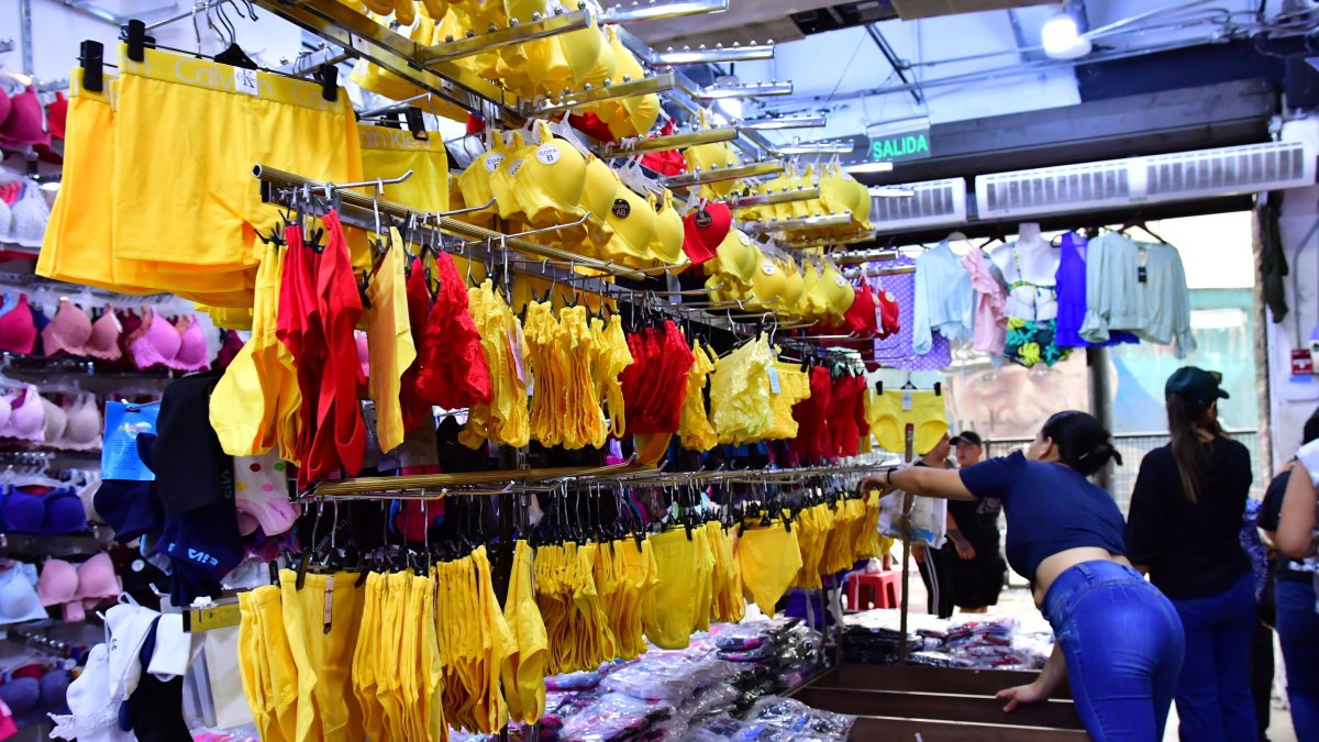 Lencería. Hay locales donde solo quedan prendas amarillos y rojos.