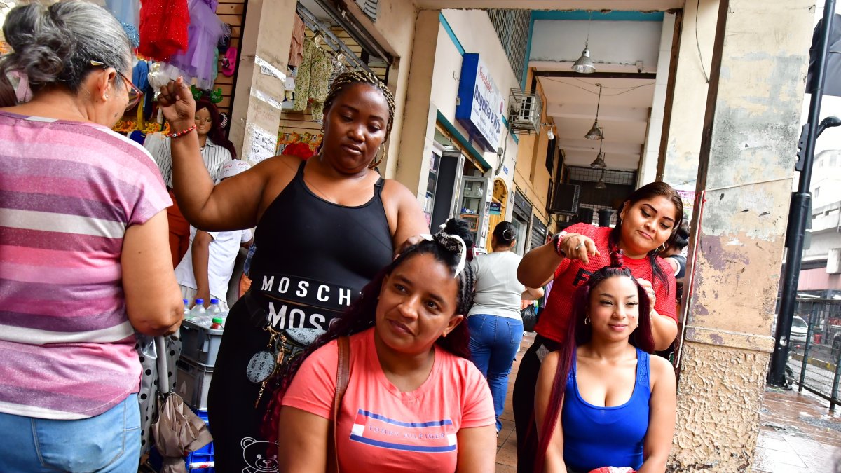 Belleza. Puestos informales en la calle Chile para poner extensiones.