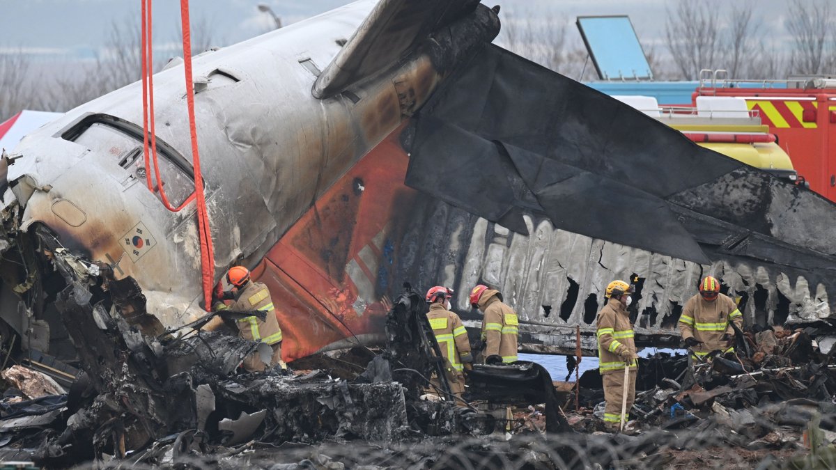 Bomberos y equipos de rescate trabajan en el lugar donde un avión Boeing 737-800 de Jeju Air se estrelló y estalló en llamas en el Aeropuerto Internacional de Muan.