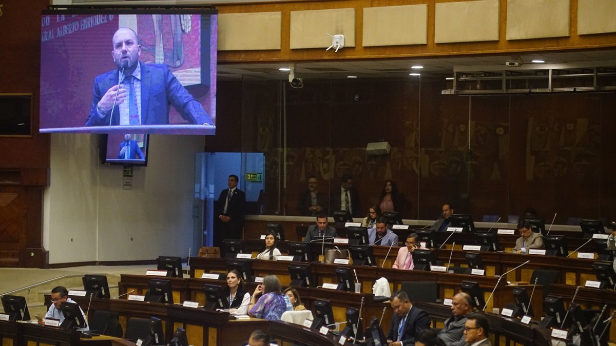 Juan Esteban Guarderas habla ante el Pleno de la Asamblea Nacional durante su juicio político, el 27 de diciembre del 2024.