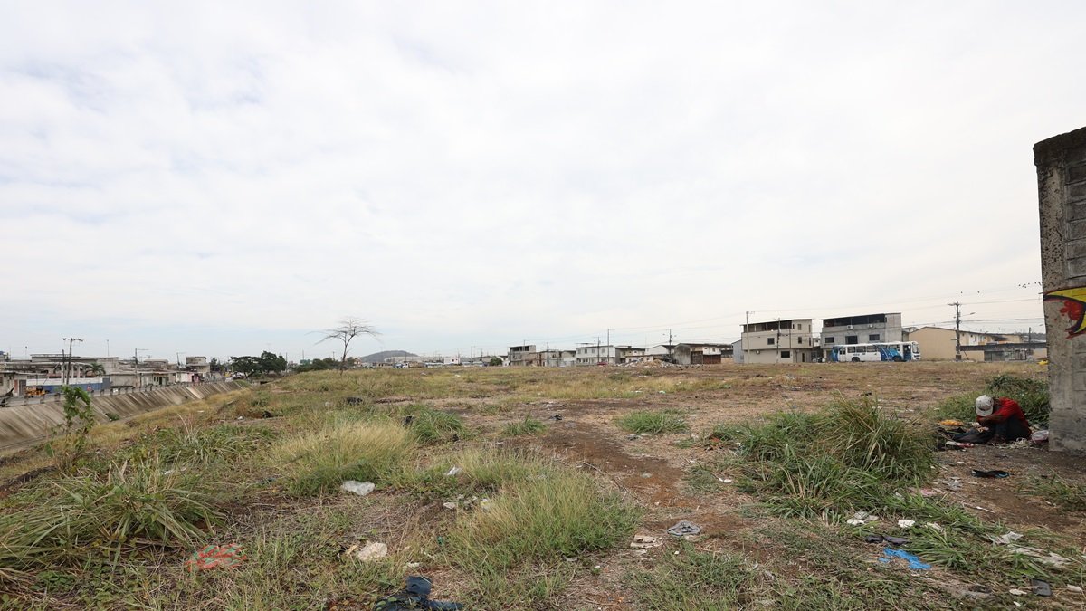 El predio abandonado entre Mucho Lote y Bastión Popular está lleno de desechos. También se evidencia la presencia de consumidores de droga.